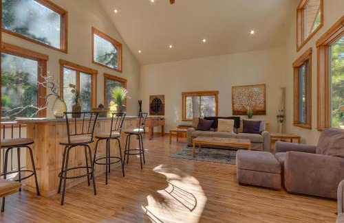 Pineland Maison | West Pine Cabin on the West Shore by Tahoe Getaways - 2 BR w 2 Bonus Rooms, Hot Tub, Pool Table & Pet Friendly