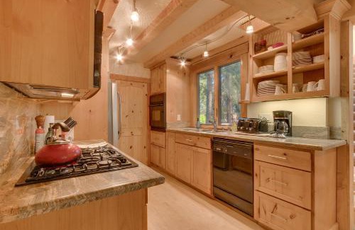 Pineland Maison | West Pine Cabin on the West Shore by Tahoe Getaways - 2 BR w 2 Bonus Rooms, Hot Tub, Pool Table & Pet Friendly