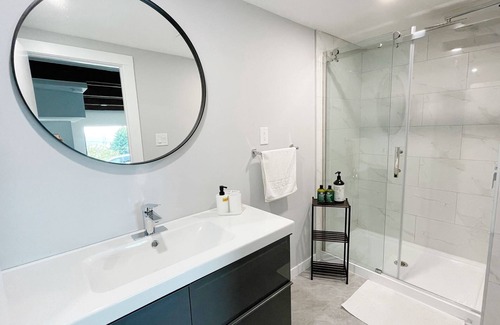 West Vancouver Maison | One-bedroom guest suite with ocean views in West Vancouver-Independent entrance