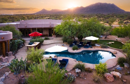Sunrise Desert Vistas Villa | 7 BR Oasis du désert avec vue imprenable sur la montagne, piscine et terrain de basketball Avant by AvantStay
