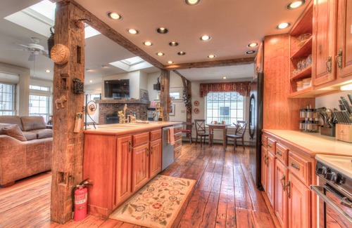 Weston Maison | Historic Rideout 16m to Okemo Walk to Town