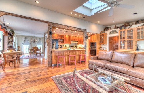 Weston Maison | Historic Rideout 16m to Okemo Walk to Town