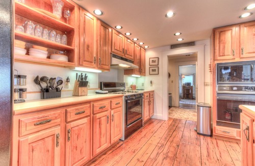 Weston Maison | Historic Rideout 16m to Okemo Walk to Town