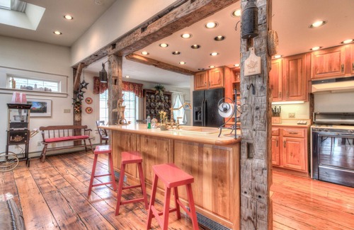 Weston Maison | Historic Rideout 16m to Okemo Walk to Town