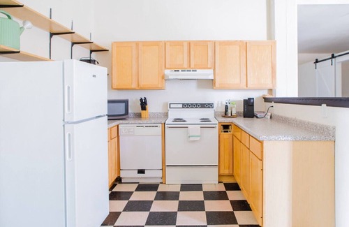 Westown Appartement | Westown 2BR Apt Near Fiserv, Baird, and Theater District