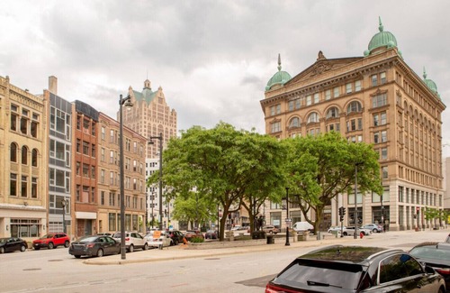 Westown Appartement | Westown 2BR Apt Near Fiserv, Baird, and Theater District