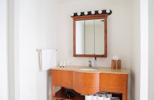Westown Appartement | Westown 2BR Apt Near Fiserv, Baird, and Theater District