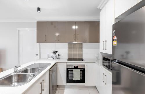 Harristown Appartement | Westridge Precinct Perfection!