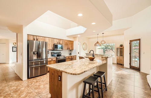 Sahuaros Grandes Maison | Westside desert Oasis on 1 acre CLOSE TO EVERYTHING/ FastWIFI/ Family Friendly