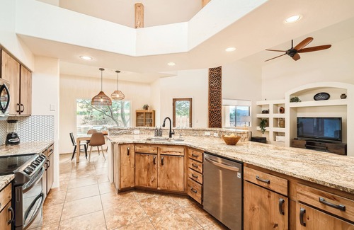 Sahuaros Grandes Maison | Westside desert Oasis on 1 acre CLOSE TO EVERYTHING/ FastWIFI/ Family Friendly