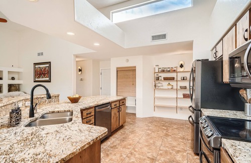 Sahuaros Grandes Maison | Westside desert Oasis on 1 acre CLOSE TO EVERYTHING/ FastWIFI/ Family Friendly