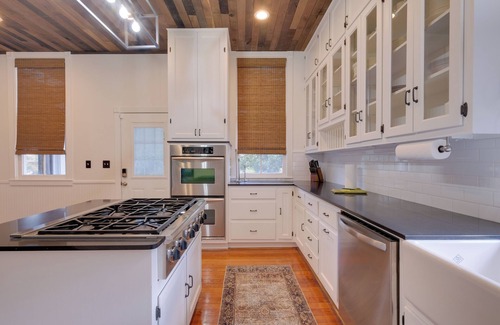 Columbus Maison | WFH Friendly: Abode w/ Balcony in Columbus!