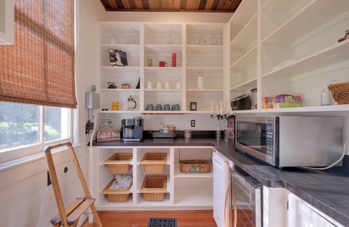 Columbus Maison | WFH Friendly: Abode w/ Balcony in Columbus!