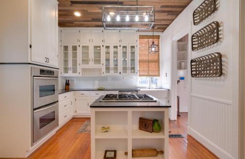 Columbus Maison | WFH Friendly Abode with Balcony in Columbus!