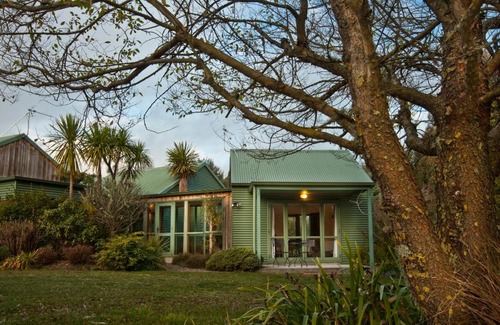 Acacia Bay Cabine | Whakaipo Lodge