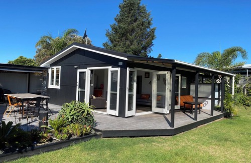 Whangamata Maison | Whangamata: Quintessential ‘Kiwi Bach' near the beach and surf club