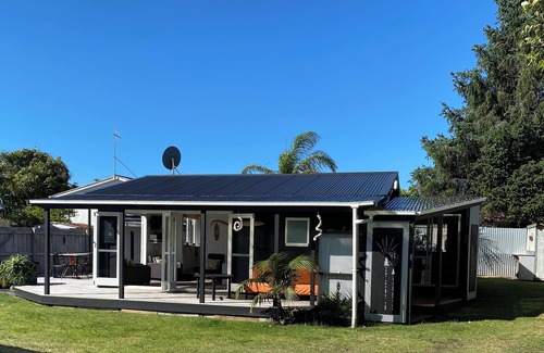 Whangamata Maison | Whangamata: Quintessential ‘Kiwi Bach' near the beach and surf club