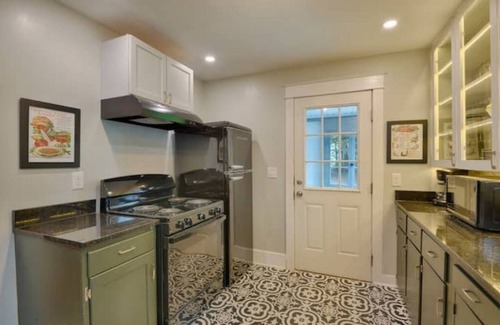 Johnson City Maison | Wheelchair accessible Roaring 20s House near University and all area hospitals