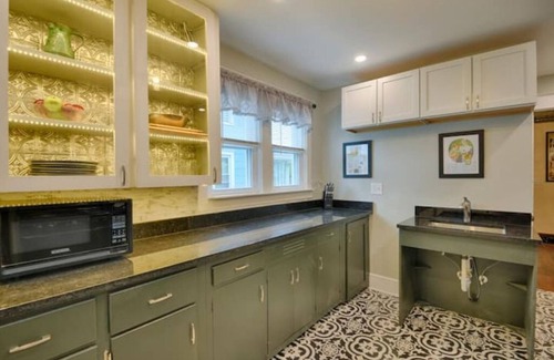Johnson City Maison | Wheelchair accessible Roaring 20s House near University and all area hospitals