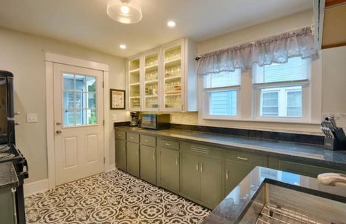 Johnson City Maison | Wheelchair accessible Roaring 20s House near University and all area hospitals
