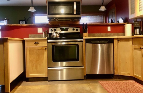 Nelson Appartement | Wheelchair Accessible 2 BR Downtown Suite: Urban Comfort- Pet-Friendly.