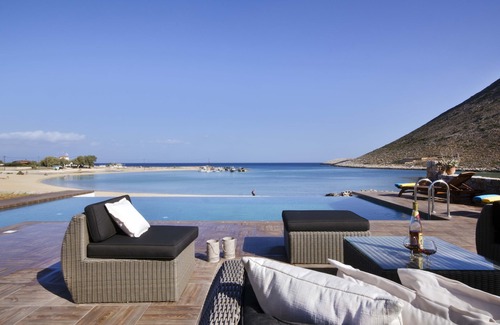 Stavros Villa | Lorsque la piscine toucher la mer ... En face de la plage Antony Quinn dansé syrtaki!