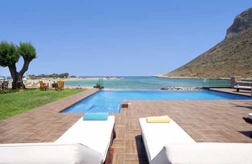 Stavros Villa | Lorsque la piscine toucher la mer ... En face de la plage Antony Quinn dansé syrtaki!