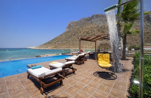 Stavros Villa | Lorsque la piscine toucher la mer ... En face de la plage Antony Quinn dansé syrtaki!