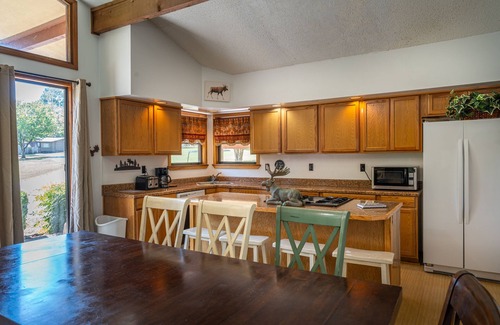 Weatherford Maison | Where You’ll Have the Most Fun! Minutes’ Drive to Peek-A-Boo Petting Zoo