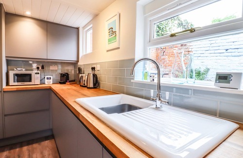Manningtree Cottage | WHERRY COTTAGE, family friendly, with open fire in Manningtree
