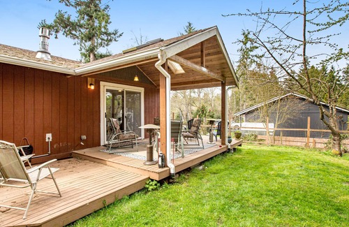 Langley Maison | Whidbey Retreat with firepit, fenced yard, al fresco dining, & WiFi
