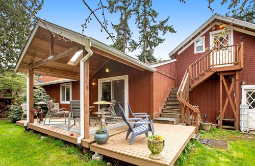 Langley Maison | Whidbey Retreat with firepit, fenced yard, al fresco dining, & WiFi