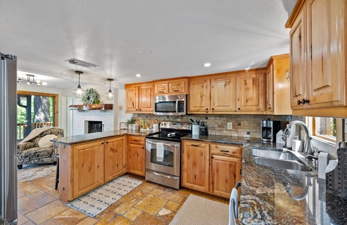 Murchison Maison | Whimsical Lake Retreat! Kayak, SUP, Arcade, maui mat! Canton/Tyler Sleeps 11
