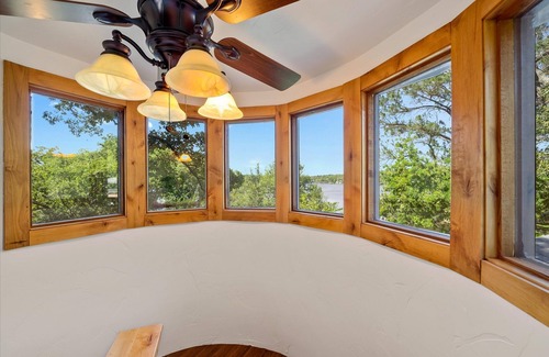 Murchison Maison | Whimsical Lake Retreat! Kayak, SUP, Arcade, maui mat! Canton/Tyler Sleeps 11