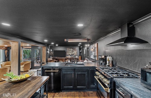 Jefferson Cabine | The Whiskey Barrel Lakeside, with Hot Tub, Kayaks, & Game room