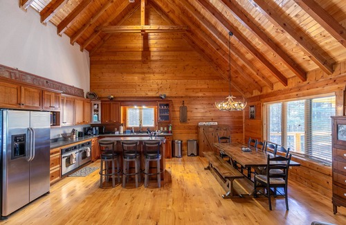 Jefferson Maison | Whiskey River by the New - hot tub, game room, New River access!