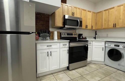 Downtown Newark Appartement | Whisper City Love A 30 min Electrifying Escape near NYC's Pulsating heart!