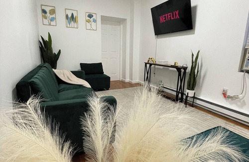 Downtown Newark Appartement | Whisper City Love A 30 min Electrifying Escape near NYC's Pulsating heart!