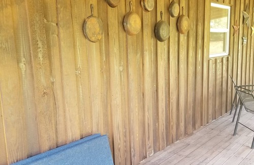 Boys Ranch Cabine | Cabine de pins chuchotant sur 40 acres