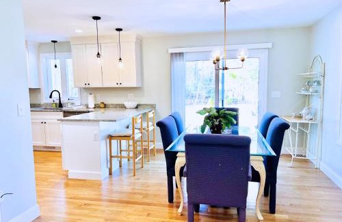 Kingston Maison | Whispering Pines Spacious Home Fire Pit Mod Location Pet ok by Vacation Your Way