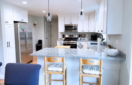 Kingston Maison | Whispering Pines Spacious Home Fire Pit Mod Location Pet ok by Vacation Your Way