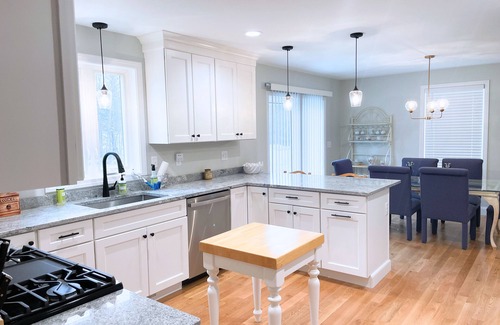 Kingston Maison | Whispering Pines Spacious Home Fire Pit Mod Location