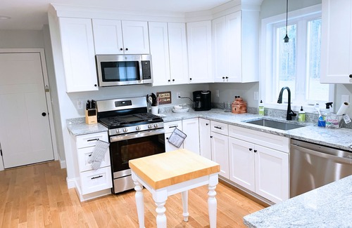 Kingston Maison | Whispering Pines Spacious Home Fire Pit Mod Location