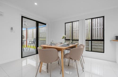 Pimpama Maison | Whispering Pines - Stylish 3BR Duplex close to M1
