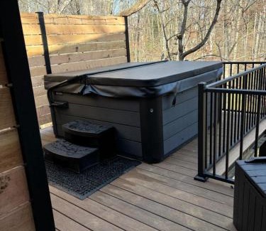 Treloar Maison | Whispering Pines Treehouse - Sunrise