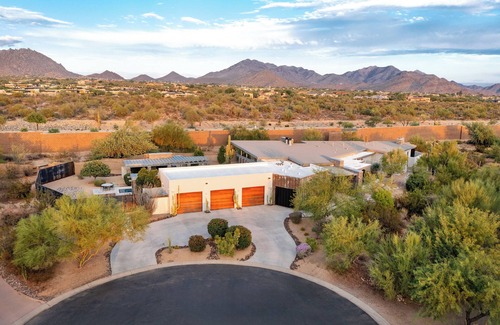 North Scottsdale Maison | WHISPERING WIND– NEW Luxury Scottsdale Villa w/Beach Entry Pool, Hot Tub, Games & More