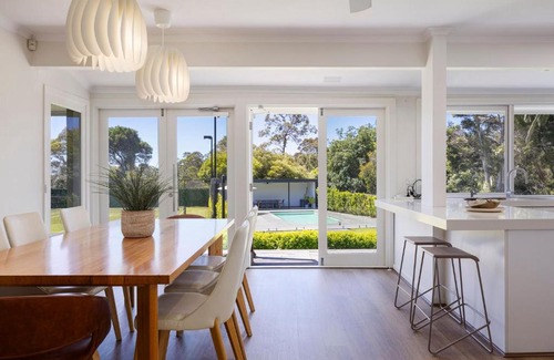 Mount Eliza Maison | Whispering Woodlands with Pool and Tennis Court