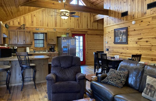Broken Bow Cabine | Whisperwind - Confortable et confortable - détendez-vous et échappez au stress de tous les jours.