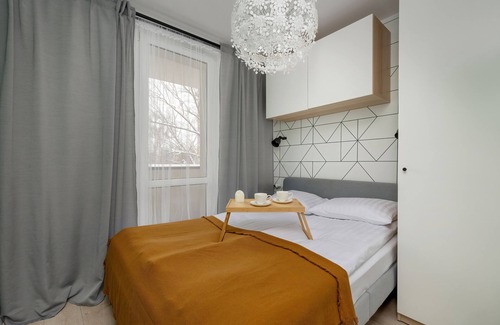 Brynow Appartement | White and Green Apartment by Renters