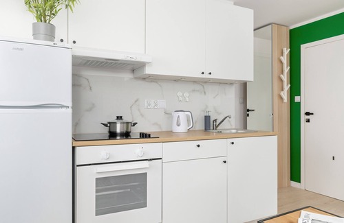 Brynow Appartement | White and Green Apartment by Renters